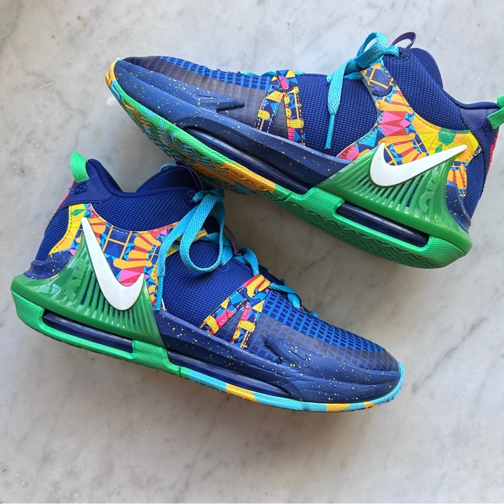 Nike LeBron Witness 7 GS Kaleidoscope Basketball Shoe Size 6Y - Picture 2 of 9